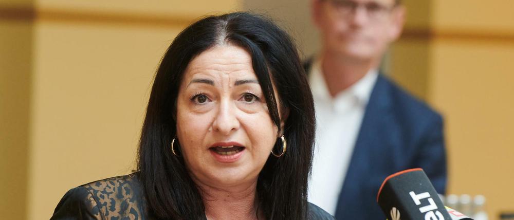 Berlins Gesundheitssenatorin Dilek Kalayci, im Hintergrund der Regierende Bürgermeister Michael Müller (beide SPD).