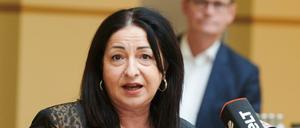 Berlins Gesundheitssenatorin Dilek Kalayci, im Hintergrund der Regierende Bürgermeister Michael Müller (beide SPD).
