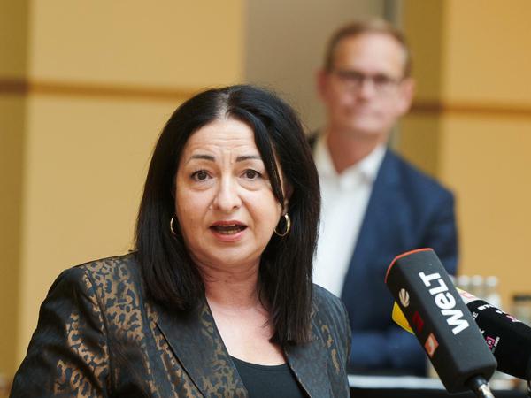 Berlins Gesundheitssenatorin Dilek Kalayci, im Hintergrund der Regierende Bürgermeister Michael Müller (beide SPD).
