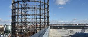 Ende der Durchsicht. Der Gasometer in Berlin-Schöneberg wird innen beinahe in voller Höhe ausgebaut.
