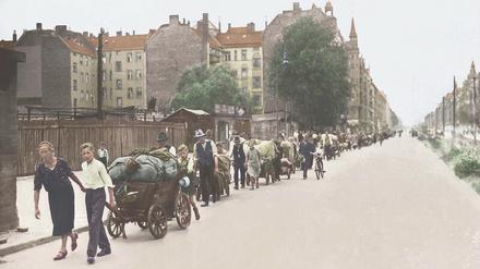 Soweit die Füße tragen. Flüchtlingskolonne durch das kriegszerstörte Berlin im Sommer 1945 (digital nachkoloriert).