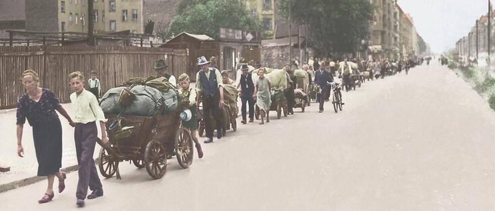 Soweit die Füße tragen. Flüchtlingskolonne durch das kriegszerstörte Berlin im Sommer 1945 (digital nachkoloriert).