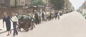 Soweit die Füße tragen. Flüchtlingskolonne durch das kriegszerstörte Berlin im Sommer 1945 (digital nachkoloriert).