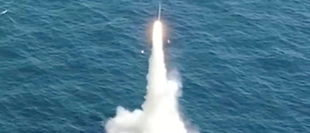 Südkoreas erste ballistische Unterwasserrakete wird von einem 3.000 Tonnen schweren U-Boot an einem nicht genannten Ort abgefeuert.