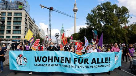 Die Demonstration gegen hohe Mieten und Verdrängung zieht vom Alexanderplatz zum Großen Stern. 