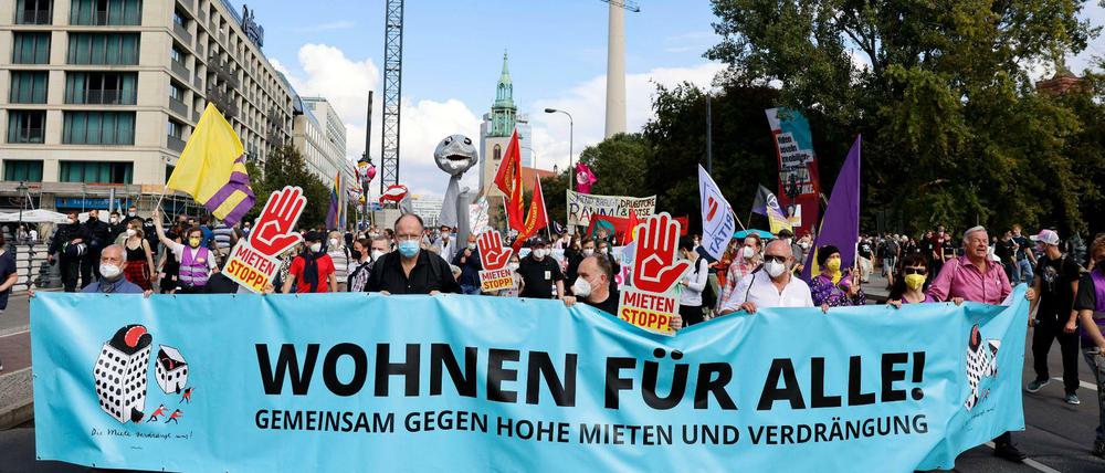 Die Demonstration gegen hohe Mieten und Verdrängung zieht vom Alexanderplatz zum Großen Stern. 