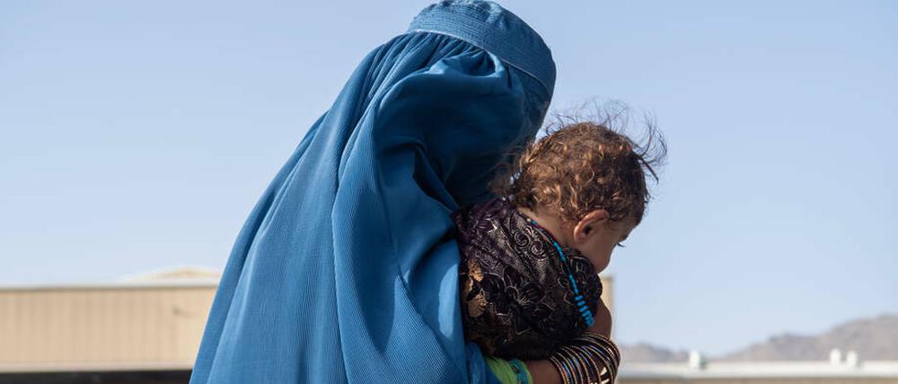 Frauen und Kinder leiden am meisten unter Not und Armut.