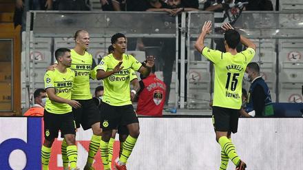 Dortmund jubelt. Bellingham (3.v.l.) und Haaland (2.v.l.) erzielen in Istanbul die Tore.
