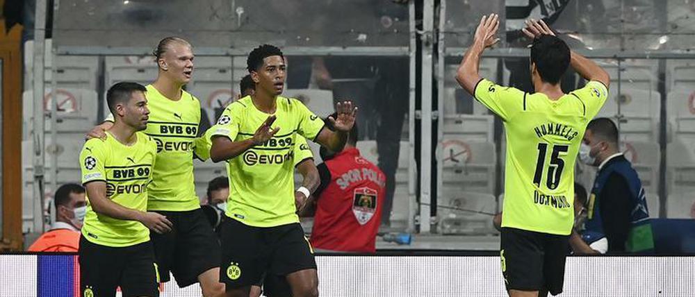 Dortmund jubelt. Bellingham (3.v.l.) und Haaland (2.v.l.) erzielen in Istanbul die Tore.