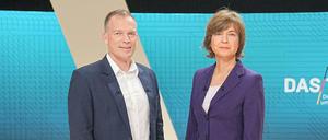Sollten ganz groß rauskommen: Die "Triell"-Moderatoren Oliver Köhr und Maybrit Illner im Studio in Berlin-Adlershof.