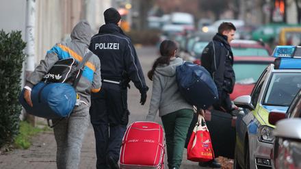 2015 in Leipzig: Abgelehnte Asylbewerber werden zum Transport zum Flughafen abgeholt. 
