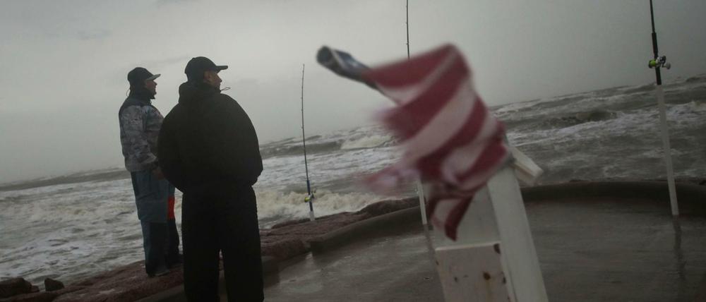 Der Tropensturm Nicholas sorgt für starken Wellengang vor der US-Küste.