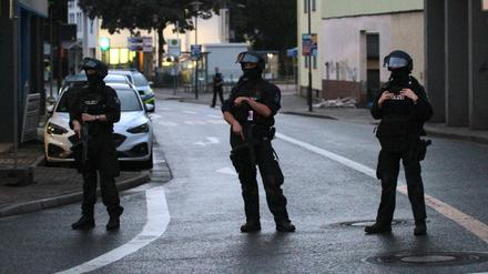 Einsatzkräfte der Polizei sperren eine Straßen in Hagen in der Nähe der Synagoge.