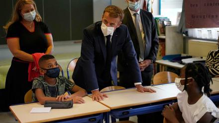 Präsident Macron zu Schuljahrsbeginn: Ab 30. September gelten Impfpassregeln auch 12-17-Jährige. 