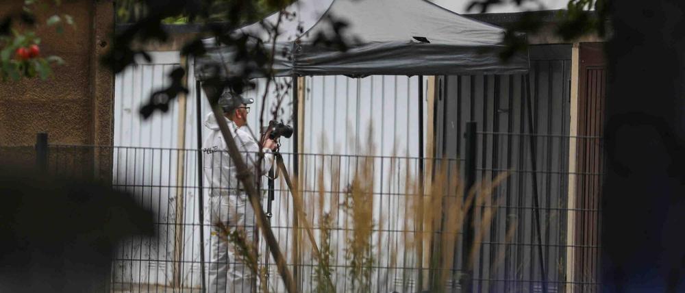 Ein Polizist macht für die Beweislage Fotos am Tatort.