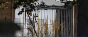 Ein Polizist macht für die Beweislage Fotos am Tatort.