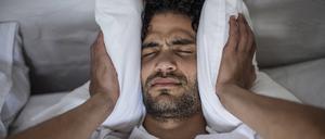 Young man covering his ears with a pillow model released Symbolfoto property released PUBLICATIONxINxGERxSUIxAUTxHUNxONLY ZEF12035

Young Man covering His Ears With a Pillow Model released Symbolic image Property released PUBLICATIONxINxGERxSUIxAUTxHUNxONLY ZEF12035  