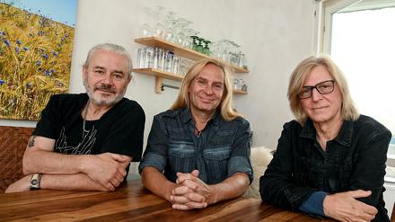 Rockermähnen. Hans-Jürgen „Jäcki“ Reznicek , Uwe Hassbecker und Rüdiger „Ritchie“ Barton (von links) haben Silly nach dem Tod von Tamara Danz weitergeführt.