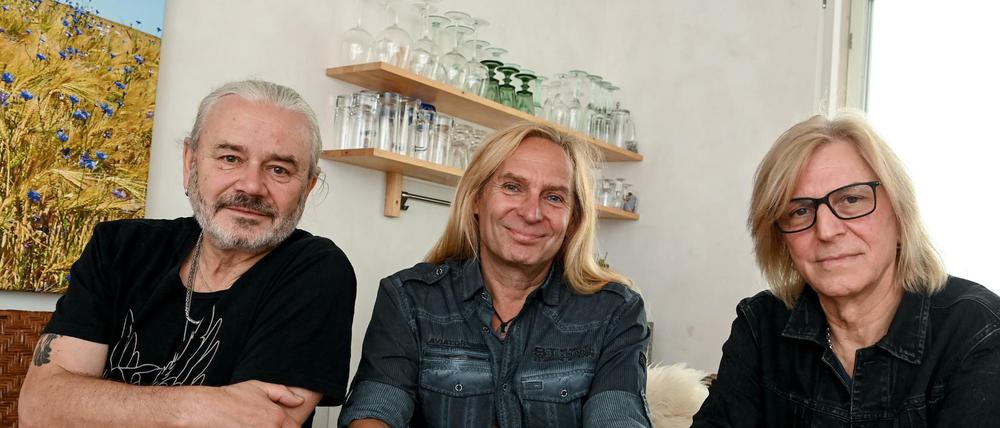 Rockermähnen. Hans-Jürgen „Jäcki“ Reznicek , Uwe Hassbecker und Rüdiger „Ritchie“ Barton (von links) haben Silly nach dem Tod von Tamara Danz weitergeführt.