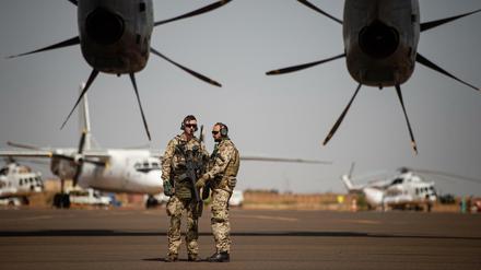 Deutsche Soldaten stehen am Flughafen in Gao und sichern ein Transportflugzeug. (Archivfoto)