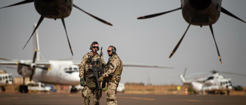 Deutsche Soldaten stehen am Flughafen in Gao und sichern ein Transportflugzeug. (Archivfoto)