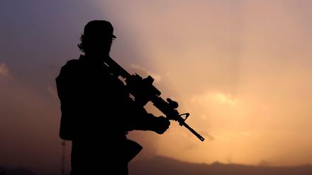 Ihnen gehört jetzt das Land - ein Taliban im Sonnenuntergang 