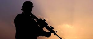 Ihnen gehört jetzt das Land - ein Taliban im Sonnenuntergang 