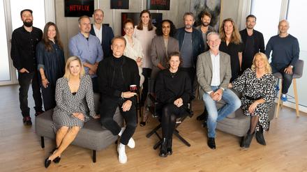 Team Netflix: Firmenchef Reed Hastings (vorne rechts) bei der Eröffnung des Berliner Büros für den deutschsprachigen Raum. Mit dabei auch Matthias Schweighöfer (vorne links), der die erste deutsche Serie von Amazon Prime produziert hat. 