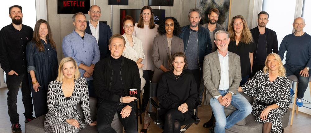 Team Netflix: Firmenchef Reed Hastings (vorne rechts) bei der Eröffnung des Berliner Büros für den deutschsprachigen Raum. Mit dabei auch Matthias Schweighöfer (vorne links), der die erste deutsche Serie von Amazon Prime produziert hat.