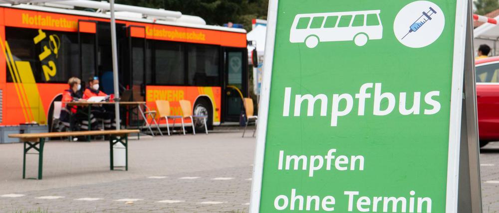 Ein mobiler Impfbus in Empelde in Niedersachsen