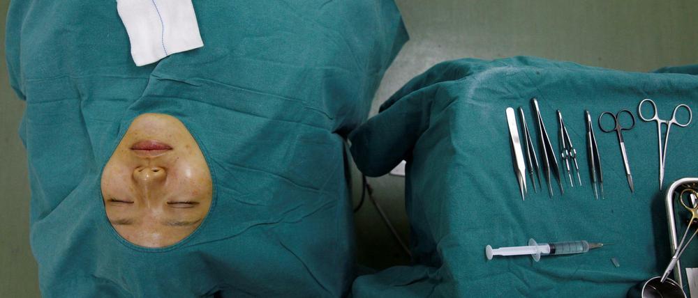In Shanghai wartet ein Patientin auf ihre Augenoperation.