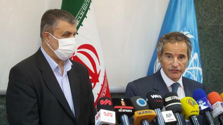 Der neue iranische Atomchef Mohammed Eslami und IAEA-Chef Rafael Grossi in Teheran.