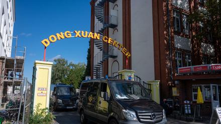 Polizeiautos fahren auf dem Gelände des Dong Xuan Center.
