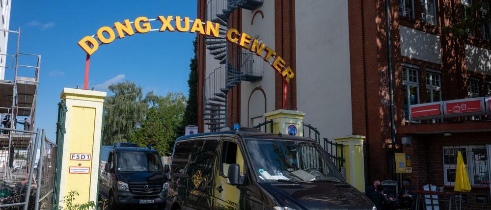Polizeiautos fahren auf dem Gelände des Dong Xuan Center.