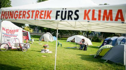 Die Aktivisten befinden sich seit 17 Tagen im Hungerstreik für den Klimaschutz und wollen damit ein Treffen mit den drei Kanzlerkandidaten erreichen.