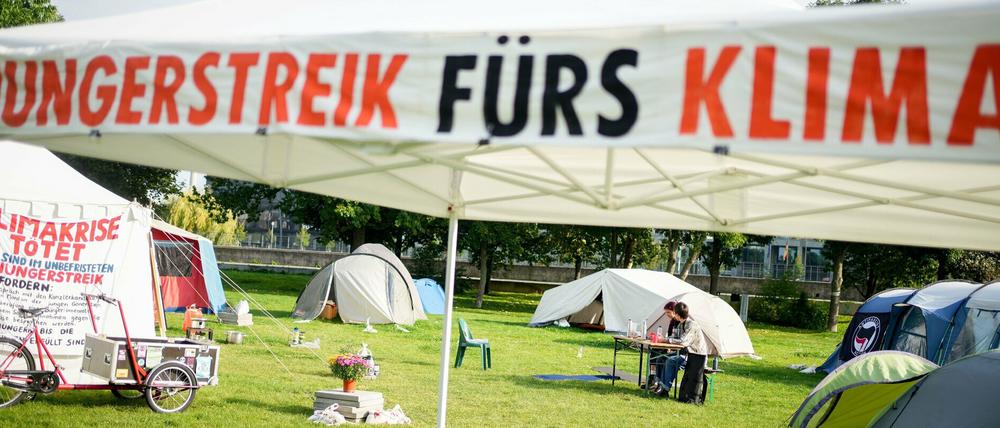 Die Aktivisten befinden sich seit 17 Tagen im Hungerstreik für den Klimaschutz und wollen damit ein Treffen mit den drei Kanzlerkandidaten erreichen.