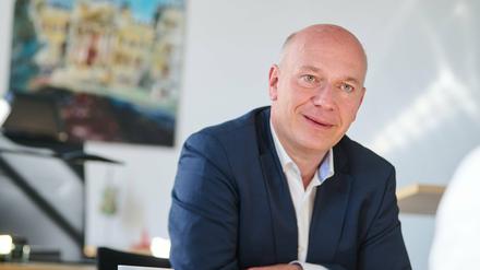 Berlins CDU-Spitzenkandidat Kai Wegner spricht in seinem Bundestagsbüro.