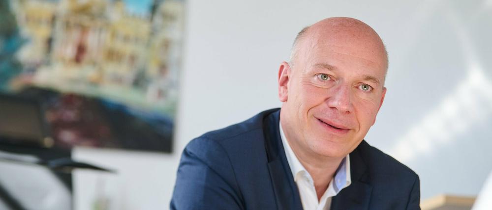 Berlins CDU-Spitzenkandidat Kai Wegner spricht in seinem Bundestagsbüro.