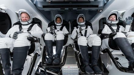 Chris Sembroski (l-r), Sian Proctor, Jared Isaacman und Hayley Arceneaux nehmen an einer Probe teil. Am Mittwoch wollen sie mit einem gecharterten Raumschiff ins Weltall starten. 