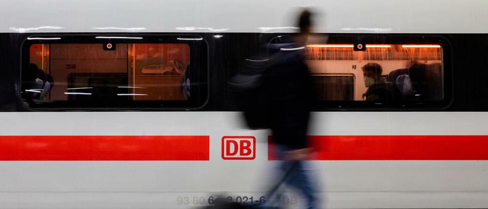 Fahrgast am Berliner Hauptbahnhof
