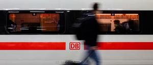 Fahrgast am Berliner Hauptbahnhof 