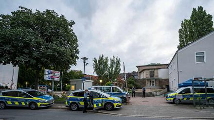 Anschlagsgefahr. Die Polizei bewacht die Synagoge in Hagen. Am Mittwoch hatten die Sicherheitsbehörden einen Hinweis auf einen möglicherweise bevorstehenden Angriff erhalten.