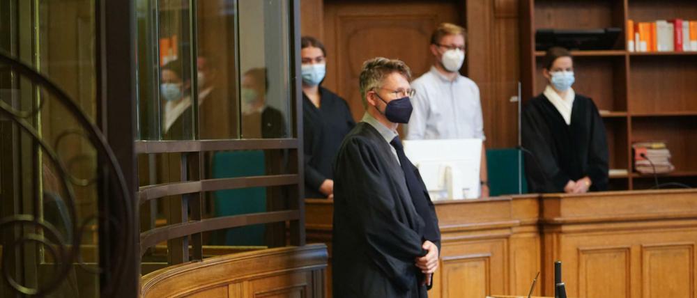 Ein Blick auf die Anklagebank im Saal 500 des Kriminalgerichts Moabit vor Beginn des Prozesses gegen den Bombenbauer.