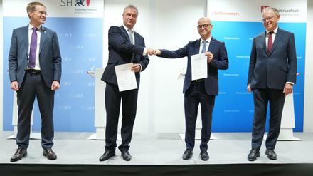 Gut eine Woche verhandelten Claus Weselsky und Bahn-Personalvorstand Martin Seiler (zweiter von rechts) zuletzt. Die Mediatoren Daniel Günther (li.) und Stephan Weil freuen sich über das Ergebnis. 
