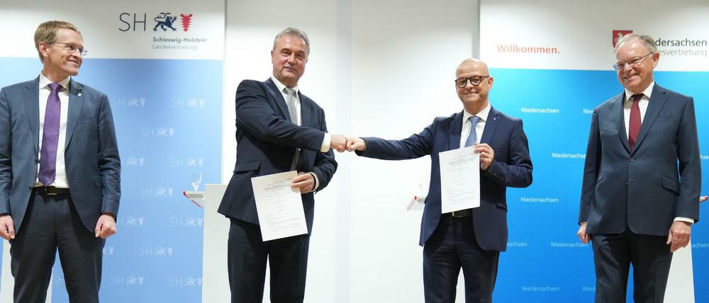 Gut eine Woche verhandelten Claus Weselsky und Bahn-Personalvorstand Martin Seiler (zweiter von rechts) zuletzt. Die Mediatoren Daniel Günther (li.) und Stephan Weil freuen sich über das Ergebnis. 