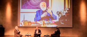 Eugen Blume (l.), Klaus-Dieter Lehmann und Heinrich Wefing, Mitglied des Praemium Imperiale-Beraterkomitees bei der Bekanntgabe der Preisträger des «Praemium Imperiale» in der James-Simon-Galerie. James Turrell, Preisträger in der Kategorie Skulptur, ist in einem Video im Hintergrund zu sehen.