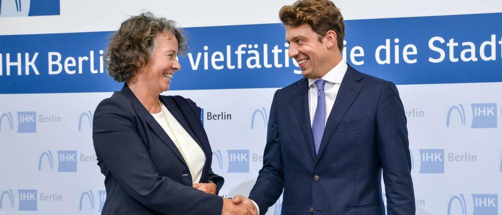 Beatrice Kramm gratuliert ihrem Nachfolger Daniel-Jan Girl an der Spitze der Berliner Industrie- und Handelskammer.