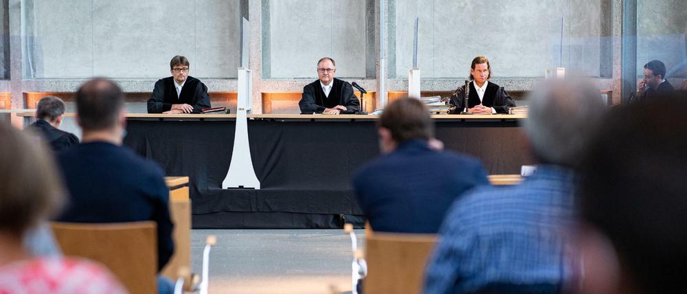 Der Vorsitzende Richter Johannes Wieseler (M) und seine Kollegen Volker Messing (l) und Dirk Pelzer sitzen zu Beginn der Berufungsverhandlung.