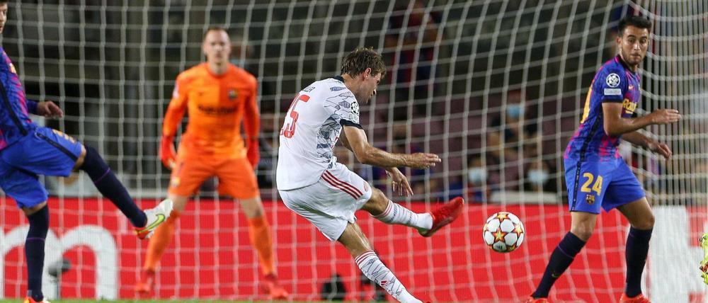 Der ist drin. Thomas Müller (Mitte) trifft zum 1:0 für Bayern.