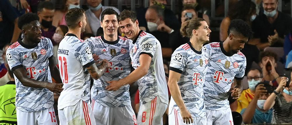 Münchens Stürmer Robert Lewandowski (M) jubelt mit Mannschaftskameraden über seinen Treffer zum 0:3.